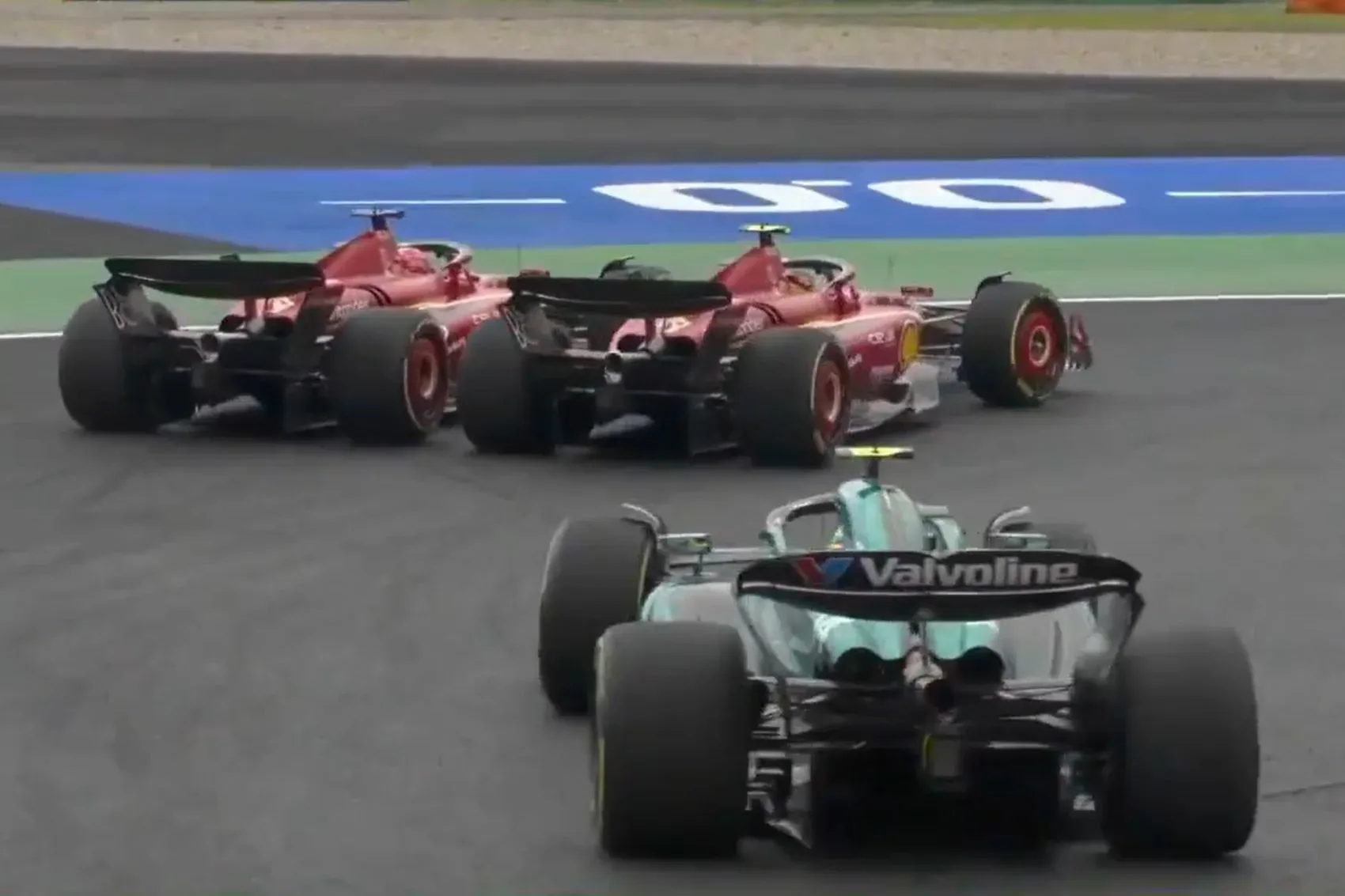 Leclerc aggódik a határidő túllépése miatt a Sainz által vezetett versenyen