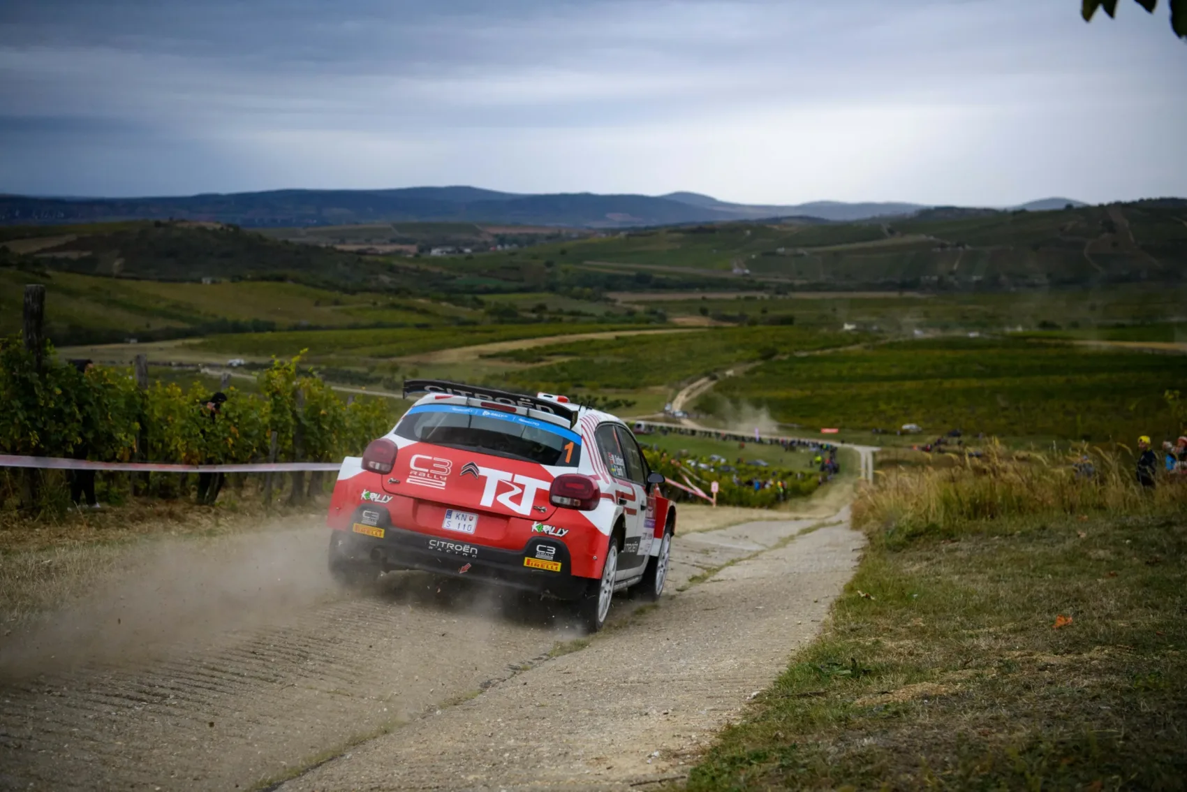 Az „Ostberg továbbra is verhetetlen? V-Híd Rally Hungary előzetes” cím hatásos lehetne erre a témára.