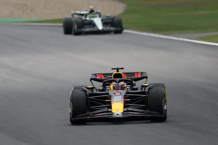 Verstappen lenyűgöző teljesítményt nyújtott Kínában, míg Hamilton székesülést vesztett