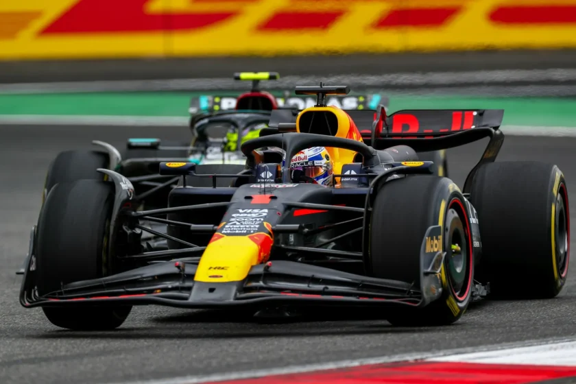 Verstappen megdöbbentő rekordot ért el az időmérőn, Hamilton és Sainz csattanása a figyelem középpontjába került