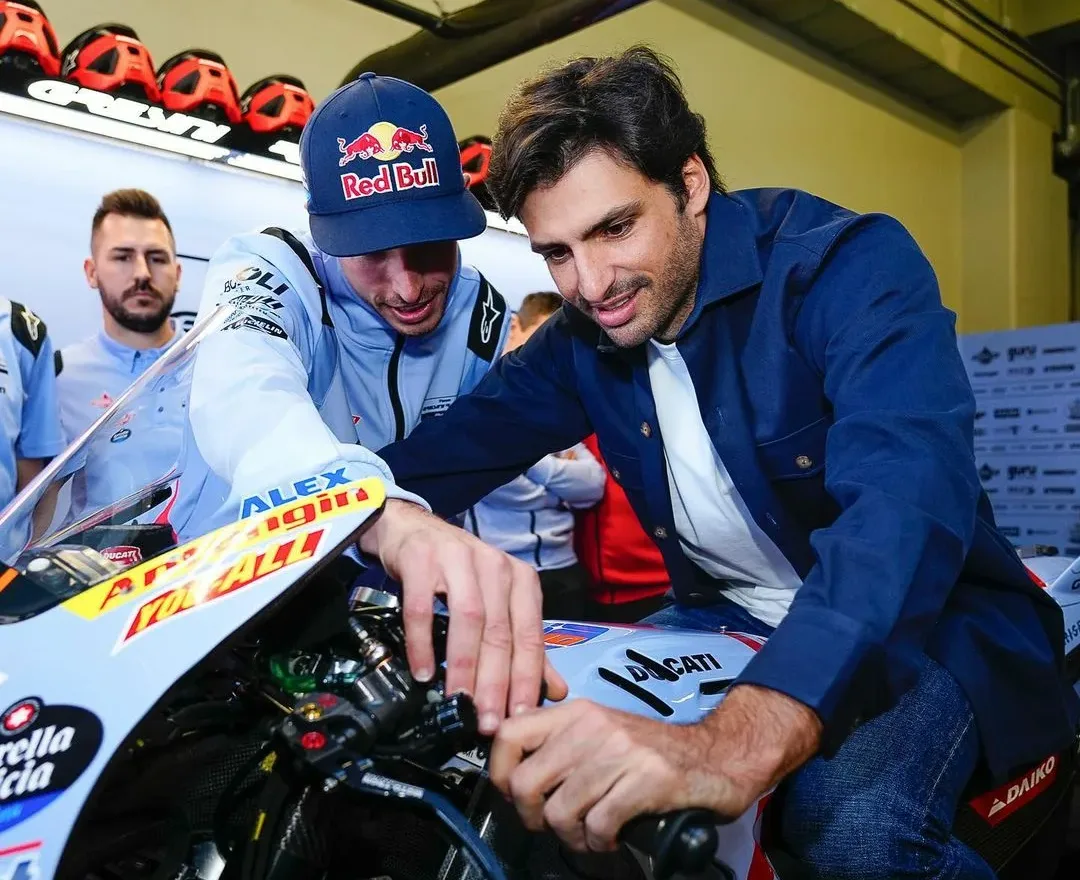 A teljesítmény hajtotta Sainz-t a MotoGP-be, nem csak a protokoll