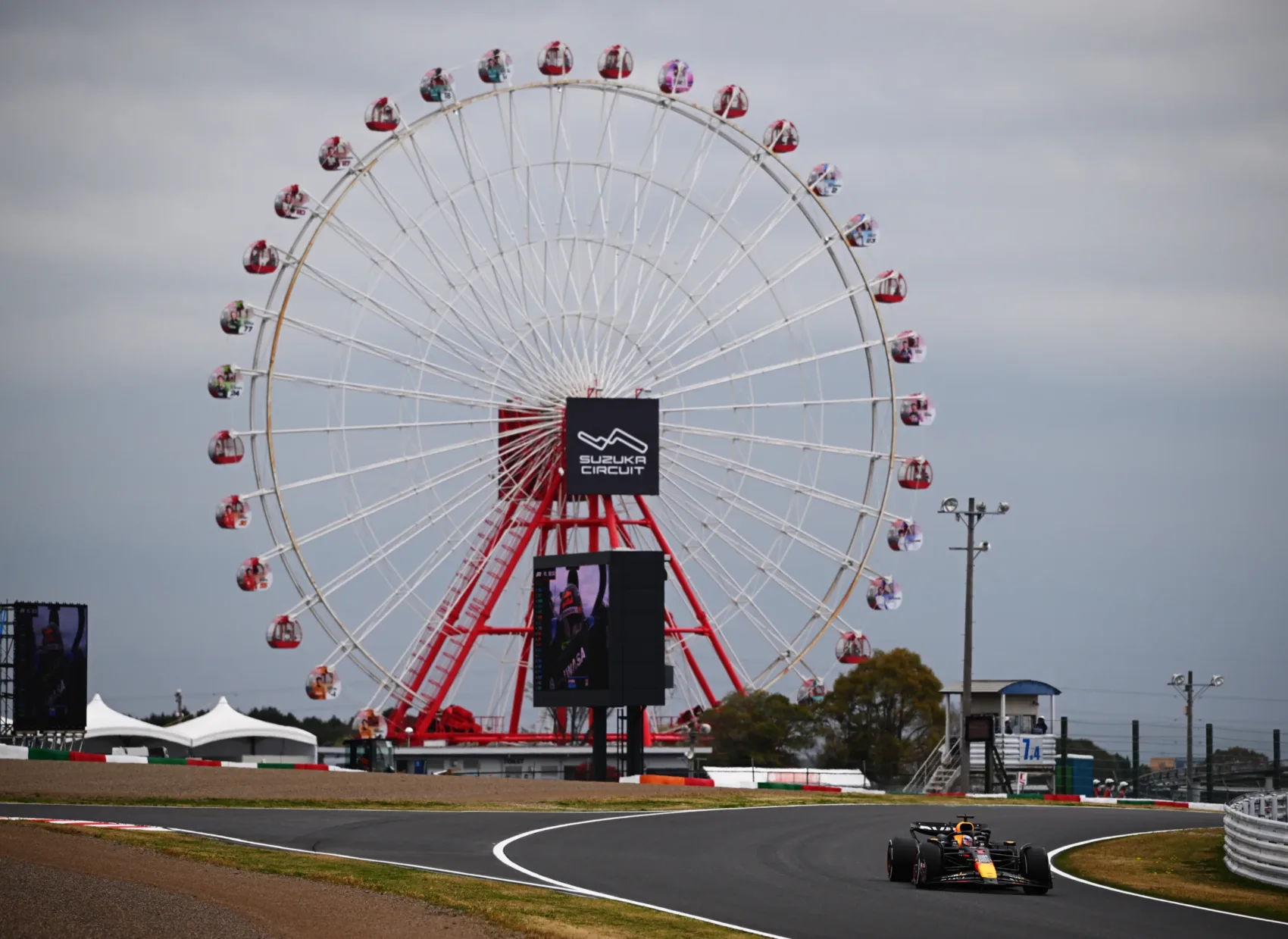 Szorosan tapadtak Verstappenre az üldözői a Japán Nagydíj első edzésén