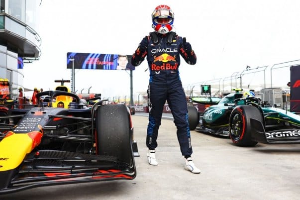Verstappen briliáns teljesítménye és Aston Martin vitája – Friss F1 hírek szombatról