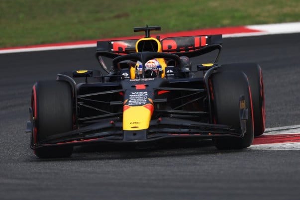 Az F1 csillagai kápráztattak el Kínában: Verstappen pole positionen, Alonso a Red Bullok mögött