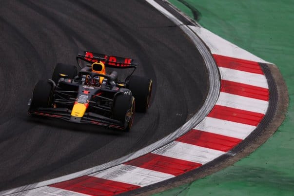 Az izgalmas kínai F1-es sprinten Verstappen megelőzte Hamiltont