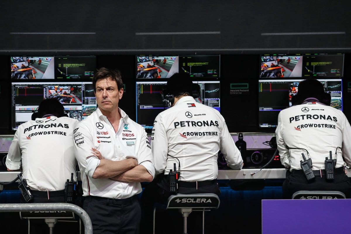 A Mercedes gyenge formája megnehezítheti Hamilton utódjának kiválasztását