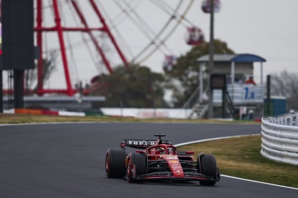 Kihagyhatatlan pénteki F1 hírek: Csonka edzésnap és közelebb a Ferrari