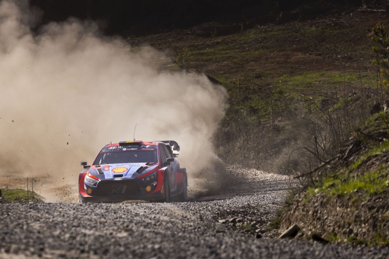 Élvezd a lendületes versenyt a Chile Rally 16 klasszikus gyorsasági szakaszában