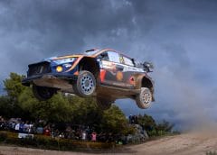 A Szardínia Rallyn 48 páros vesz részt: 8 Rally1-es és 40 WRC2-es autó
