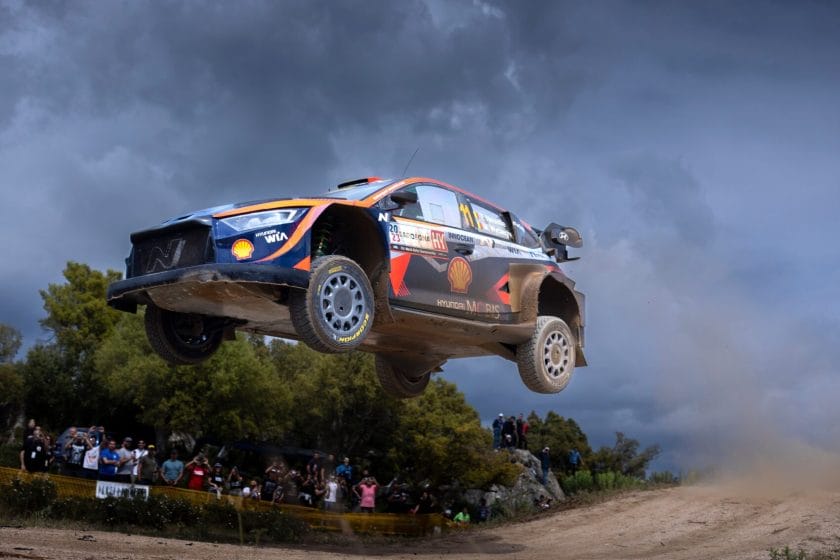 A Szardínia Rallyn 48 páros vesz részt: 8 Rally1-es és 40 WRC2-es autó