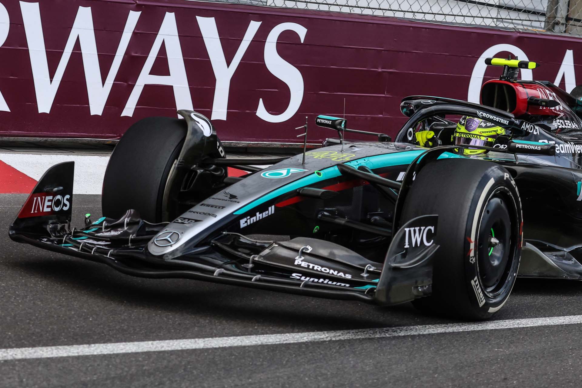 Wolff megvédi Hamiltont: A Mercedes pilótának joga van szkeptikusnak lenni a bánásmóddal kapcsolatban