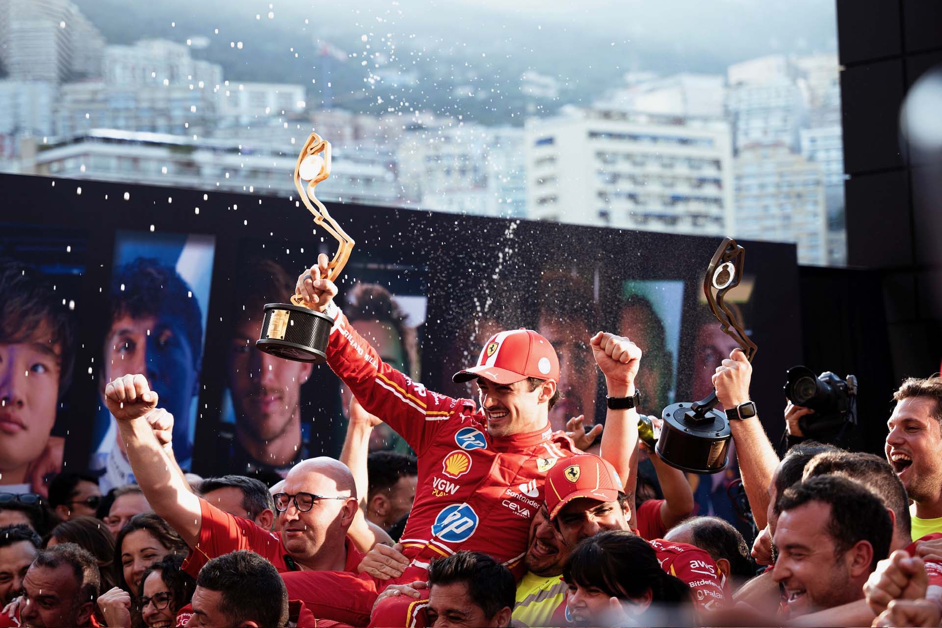Kirobbanó érzelmek a pilótakabrióban: Leclerc új tapasztalatban részesült az F1-ben