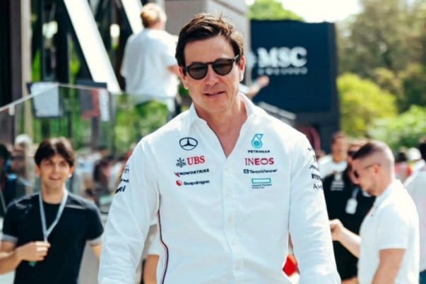 Miért vette ki Hamilton elől Russellt a Mercedes?