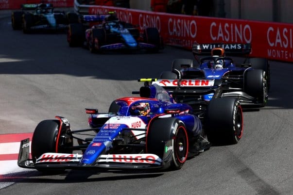 Aston és Red Bull küzdelmei és színpompás autók: friss F1-es hírek csütörtökre