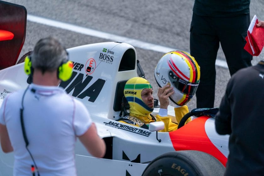A versenyvilág legendái: Vettel visszaemlékezik, hogyan teljesítette Senna akaratát az osztrák zászlóval