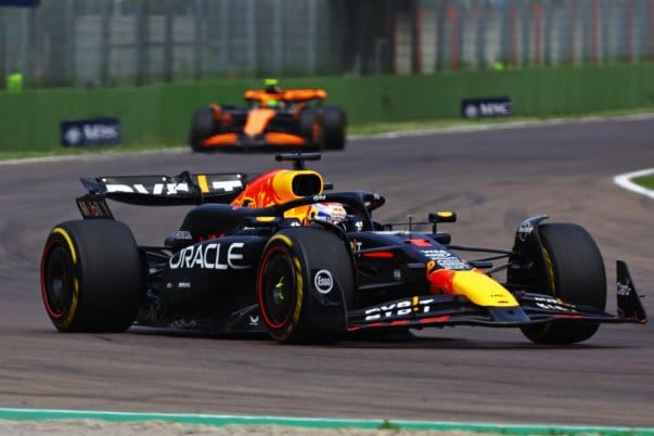 Az F1 éllovasát megfuttatta Norris, de Verstappen hibázott az Imolai nagydíjon