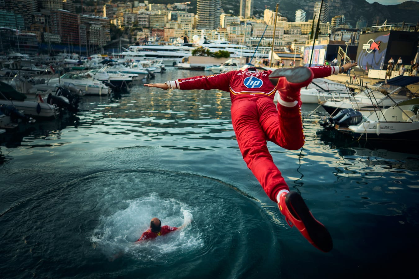 Leclerc belökte főnökét a tengerbe, majd utánaugrott – videók és galéria a Ferrari ünnepléséről