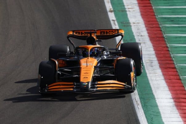 Piastri vezet az F1 kvalifikáció előtt – Alonso és Perez balesetet szenvedtek