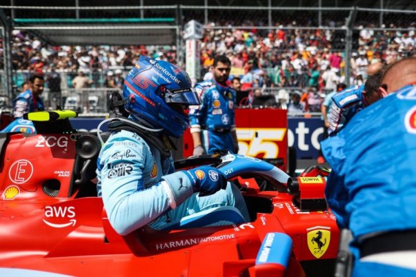 Sainz büntetése és Verstappen sérülése rázkódtatják a Formula 1 világát – Hétfői friss hírek
