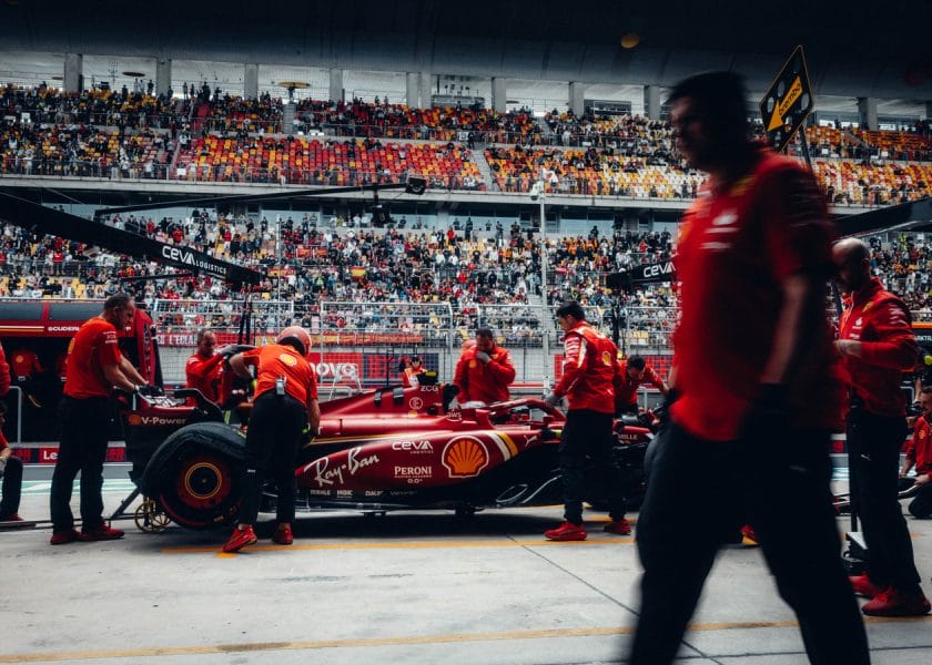 Az F1 világát megrázza a hír: Hamilton új főnöke egy korábbi versenytársa lesz a Ferrarinál