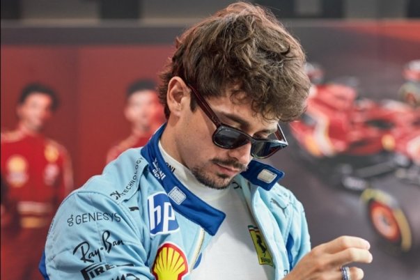 Leclerc a Ferrarival a csúcson: pole-t és sikeres futamot céloz