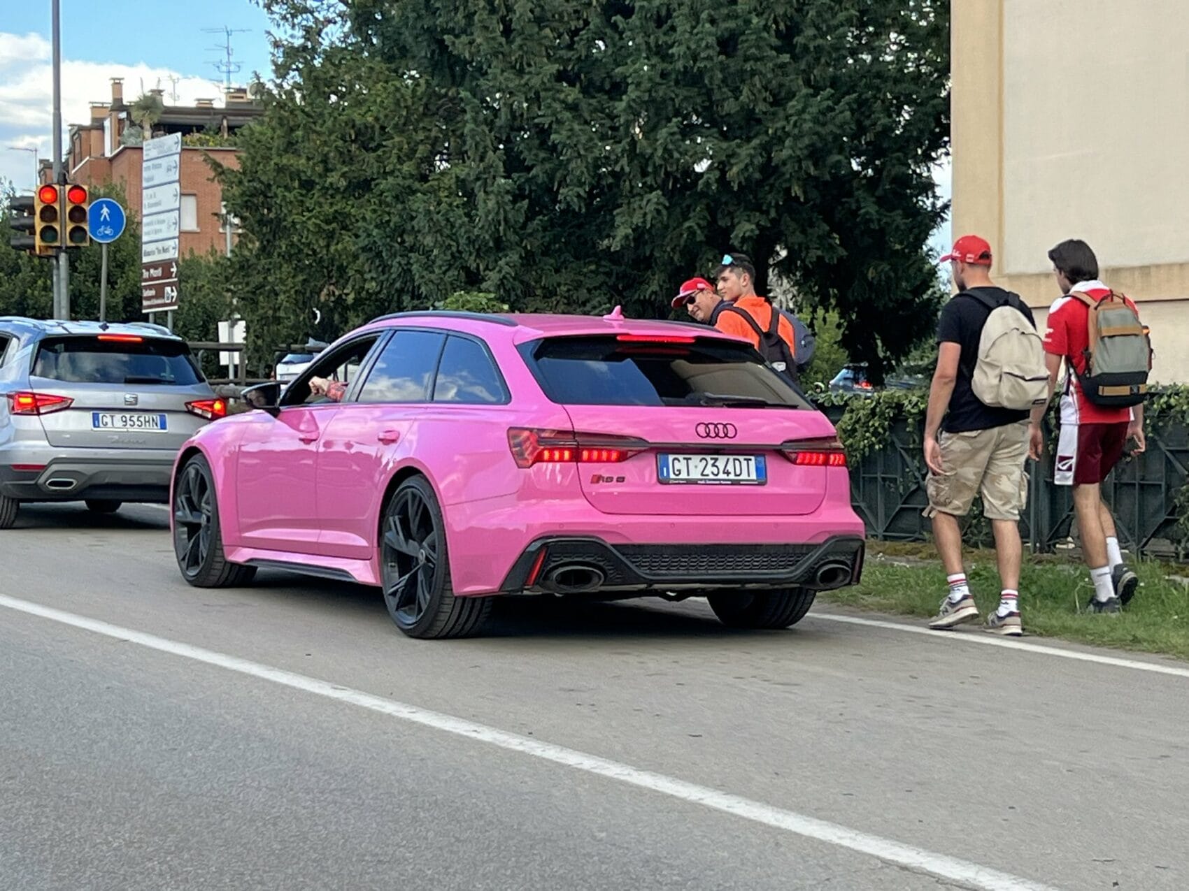 A Pink Audival szembenézve: Ki rejtőzik az F1-es világbajnok mögött?