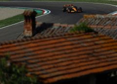 A McLaren-pilóta büntetést kapott, megerősödött a Ferrari reménye