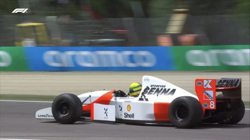 Az F1 legendája és a jelen bajnoka: Vettel megindító pillanatai Senna autójában