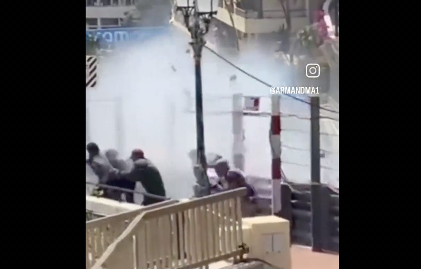Szörnyű baleset Monacóban: Fotós sérült meg a hatalmas rajtautók ütközésében (videó)
