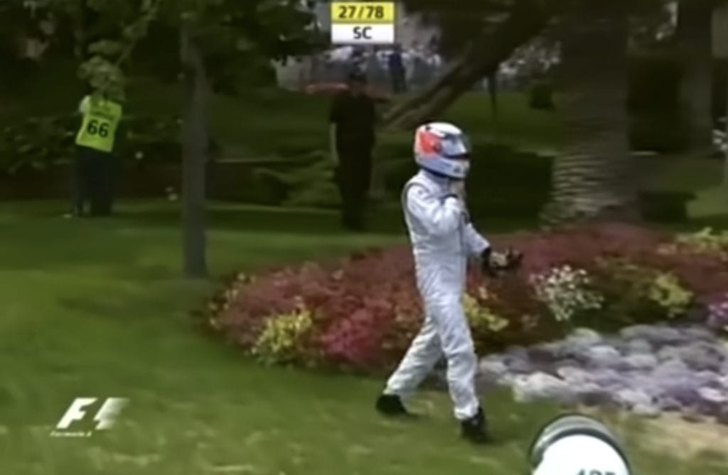 A Forma–1 történelmének egyik legemlékezetesebb kiesése: 18 éves Kimi Räikkönen drámai balesete (videó)