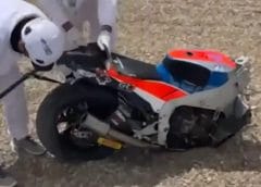 Bizarr baleset a Moto2-es versenyen: a motor kettétört (videó)