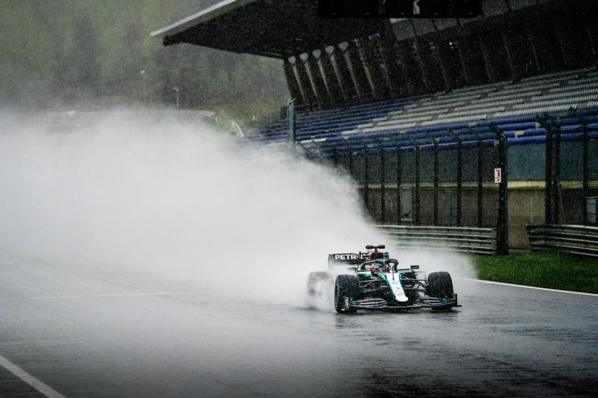 A Verstappen-fenomén: a Mercedes kihívásai a jövő generációs pilótákkal szemben