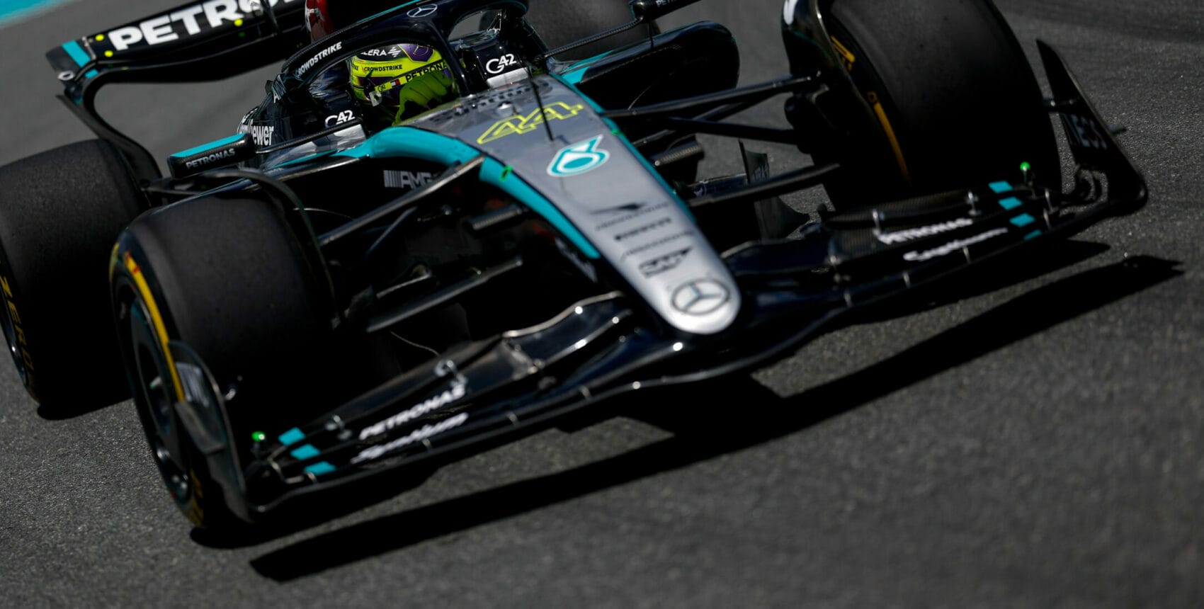 Hamilton vezet Monacóban, de a Ferrari és a Red Bull még rejtély