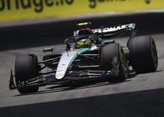 Alonso kezdte? Hamilton trükkösen kivágta magát a sprint rajtbalesetből