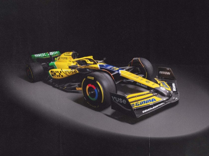 A McLaren F1-es csapata Senna emléke előtt tiszteleg monacói autójával