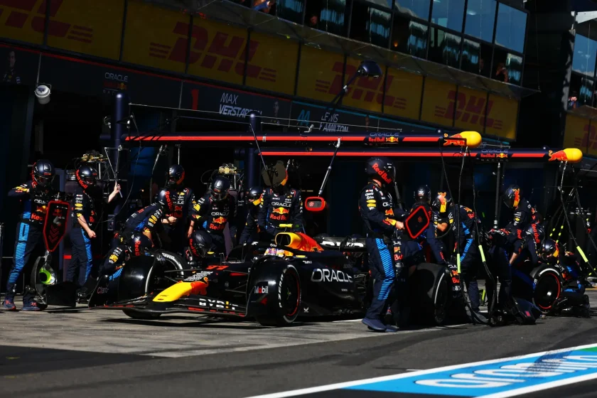 A McLaren főnöke szerint a Red Bull csapata dominóeffektust váltott ki a paddockban önéletrajzok repkedése