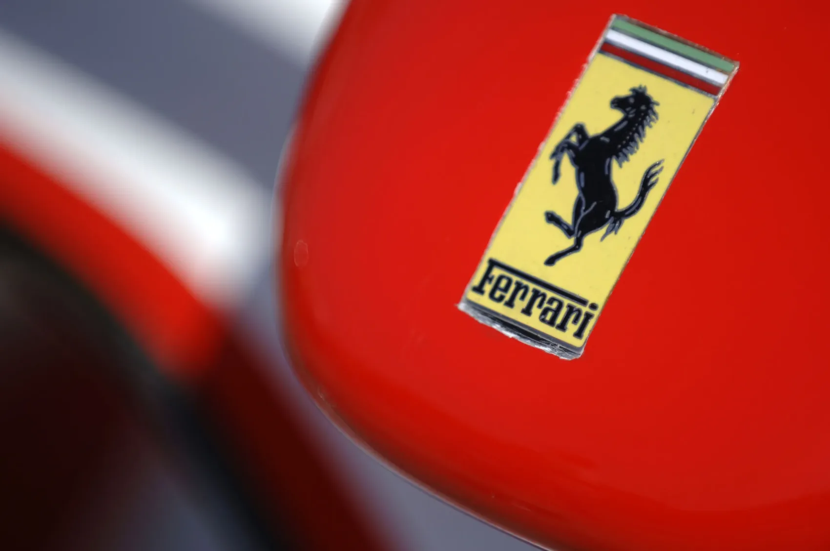 A Ferrari elektromos autója új szintre emelkedik: indulás a világbajnokságon
