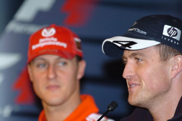 Az F1 történelem egyik legmeghatóbb pillanata: Ralf Schumacher kiáll bátyja, Michael Schumacher mellett