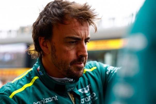 Az Alonso által mondott elgondolkodtató állítás: „Nem büntetik, mert nem spanyol” – A Hamiltonról szóló érdekes kérdés