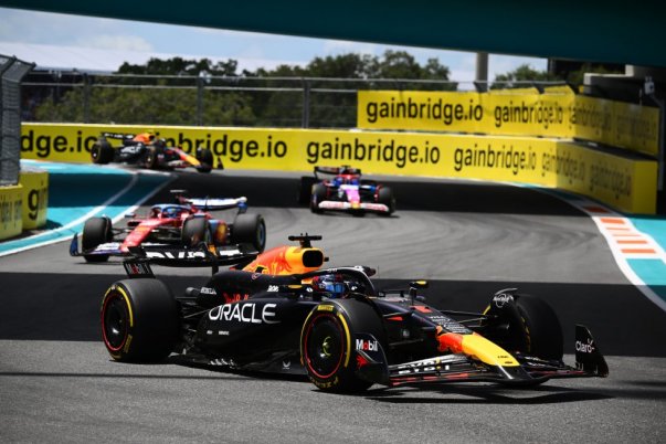 Az F1-es autók Miamiba érkezése: Miért fognak ki a gumik az aszfalton?
