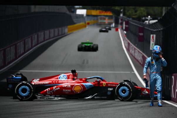 A „Verstappen vezet, Leclerc Ferrarije viszont elakadt