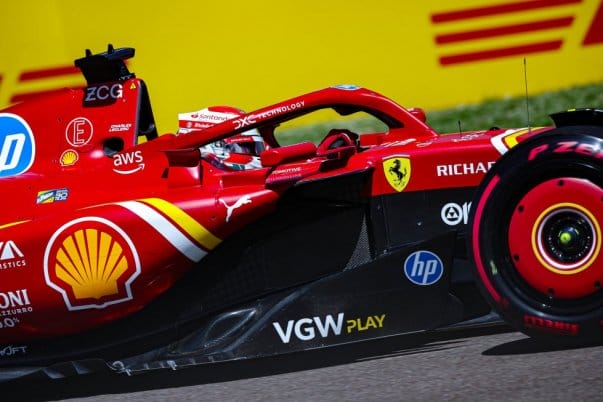 A Ferrari Leclerc vezet, a Red Bull küszködik