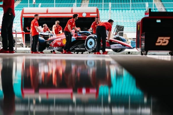 „Átütő Ferrari, fejlődő Mercedes – a legfrissebb F1 hírek a pénteki versenyhétvégére”