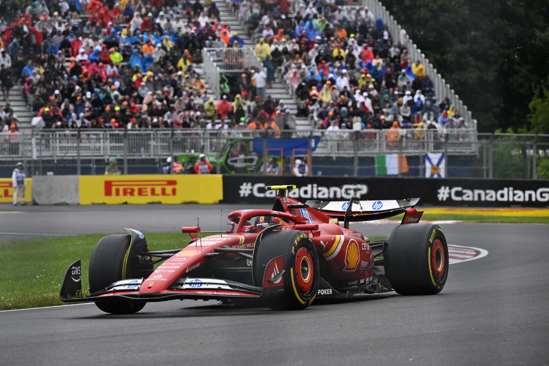 A cikk hatásos címe lehet: „Sainz továbbra is kétségbeesett a Ferrari teljesítménye miatt az időmérő előtt