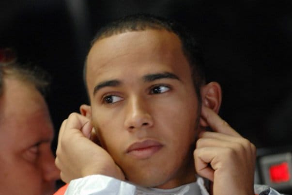 A címvédő Lewis Hamilton hadilábon áll a gyorsítással az F1-ben