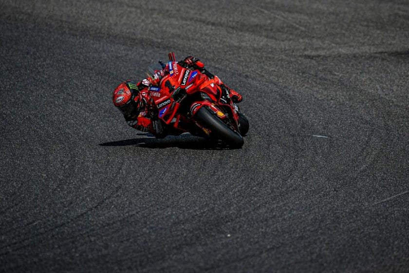 Bagnaia meglepetésgyőzelme az Asseni MotoGP nyitányán a címvédő Márquez előtt