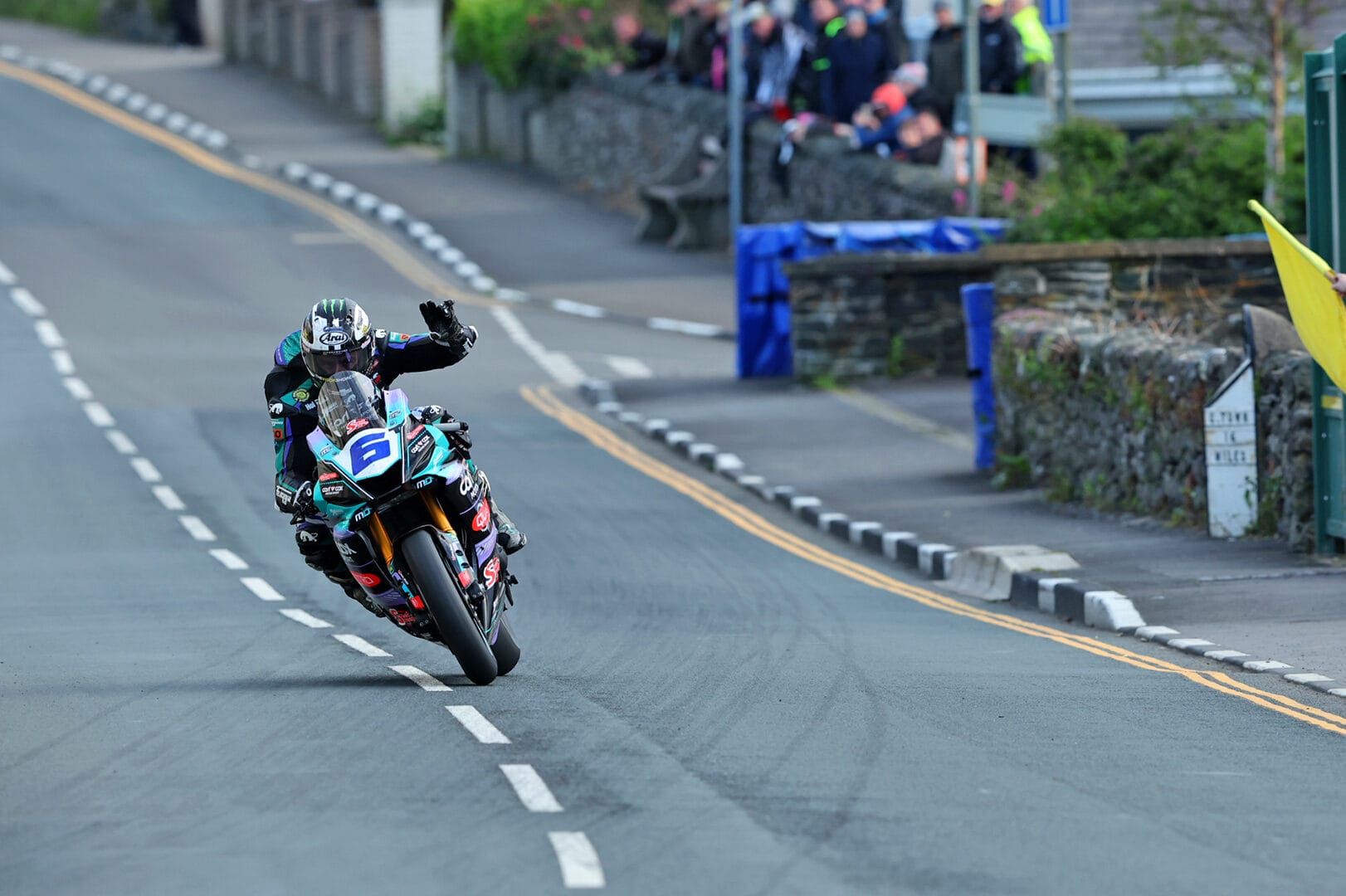 Hickman folytatja a száguldást a Man-szigeti TT-n, miután Dunlop motort váltott