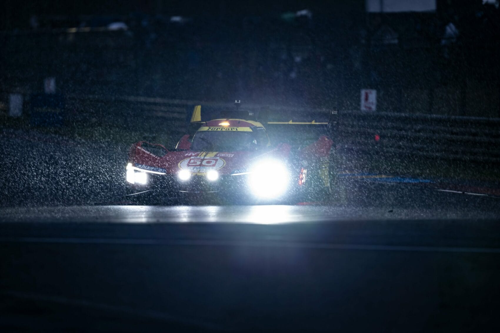 A víz uralma a Le Mans-i éjszakában: beázó autók, Safety Car-tankolás és esős káosz