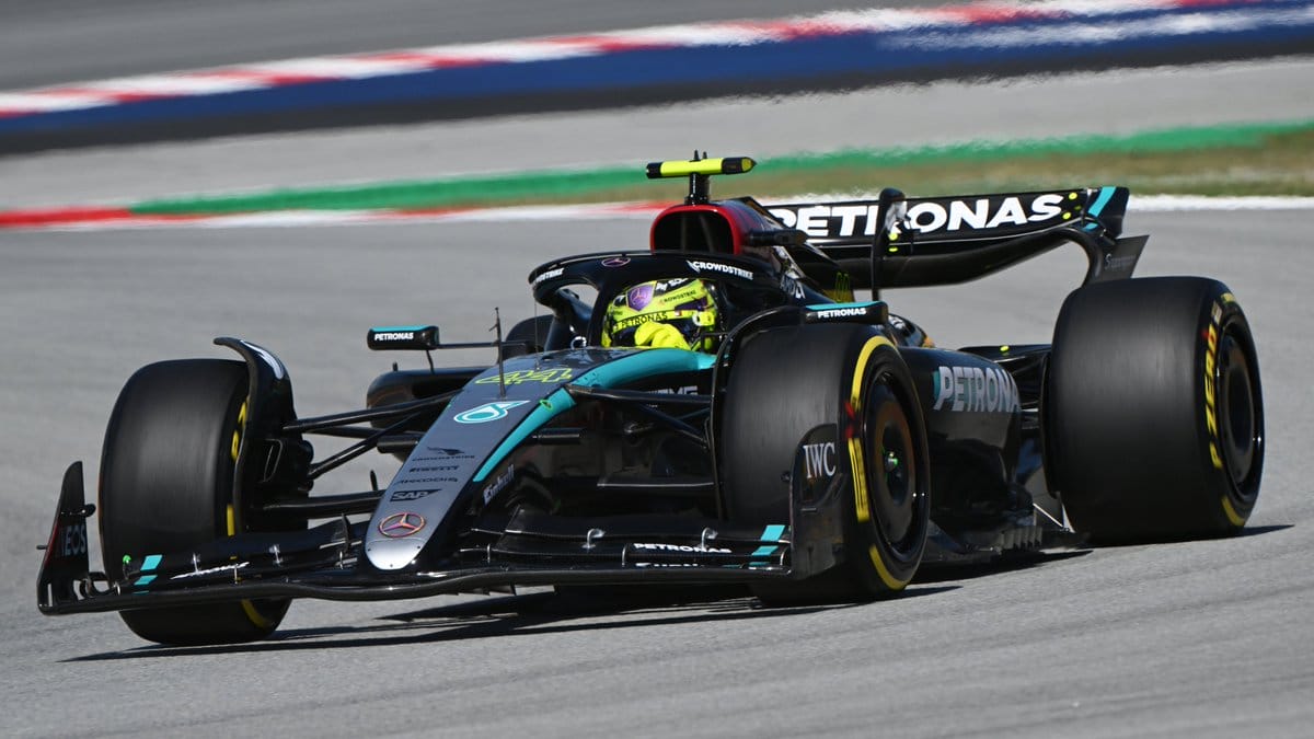 Hamilton hódít Barcelonában: A Mercedes kész az erős hétvégére a gyors Brit versenyző vezetésével