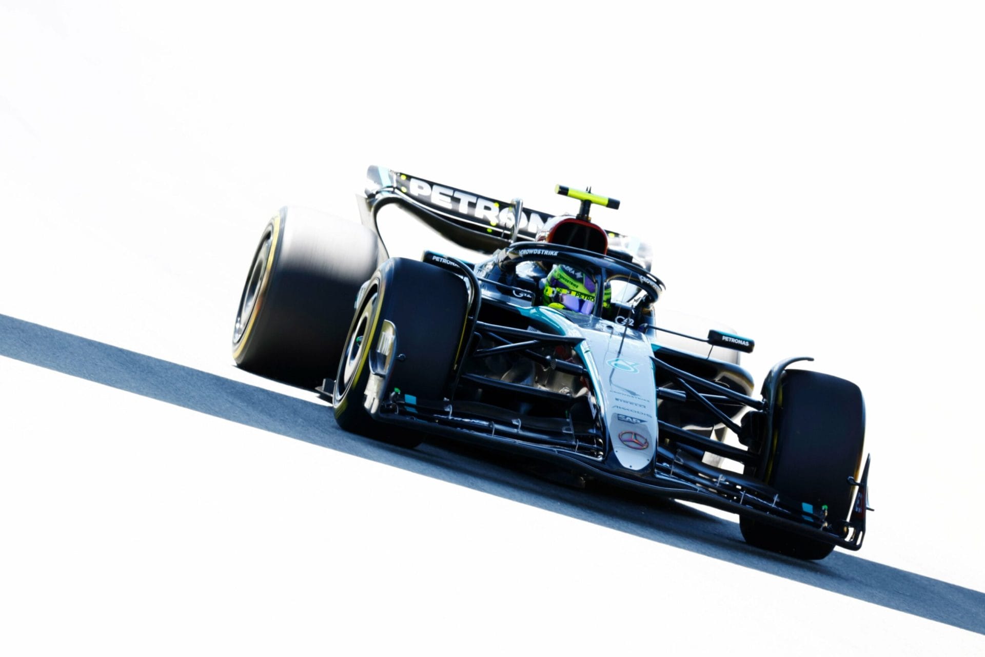 Hamilton vezet az újraélesztett Mercedes előtt, meglepetésember a második edzés élén